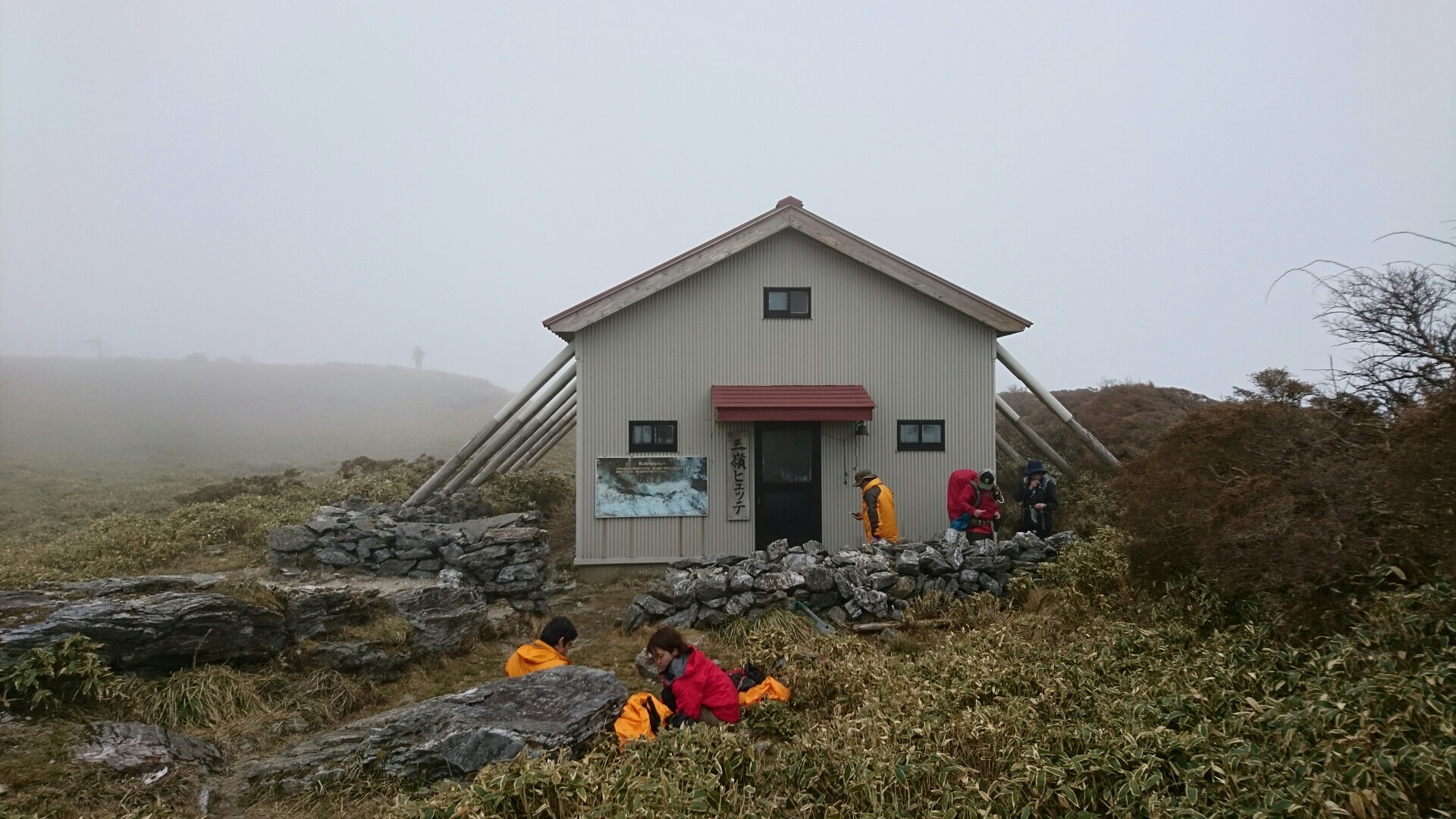 剣山 三嶺 2 3 白髪避難小屋の水場 Atsukoさんの剣山の活動データ Yamap ヤマップ
