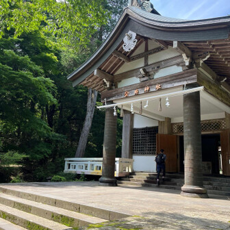 お参りする。おみくじは吉だった。おみくじの歌を見るのが好きだ。