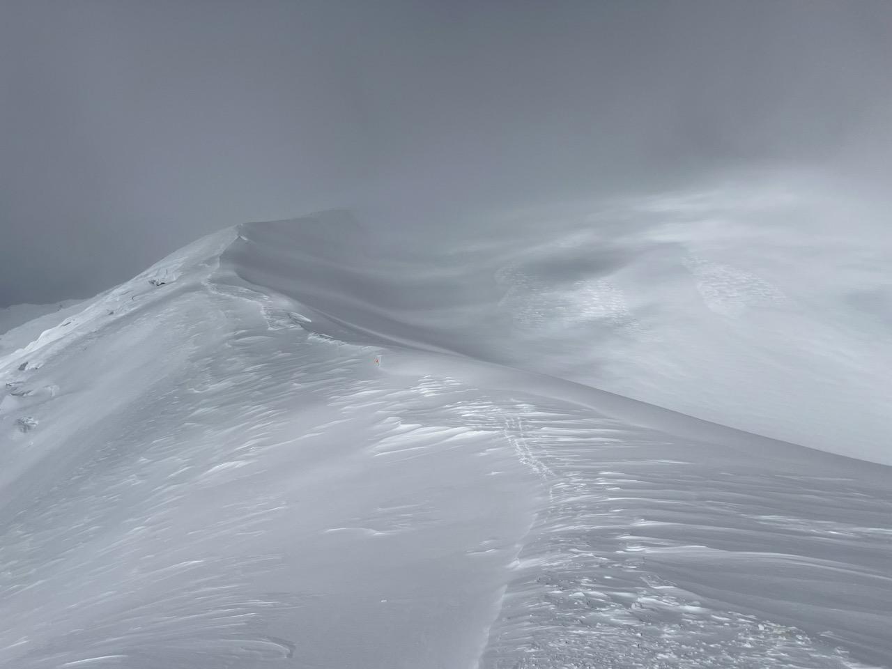 谷川岳・七ツ小屋山・大源太山 小屋前の大岩から撮影