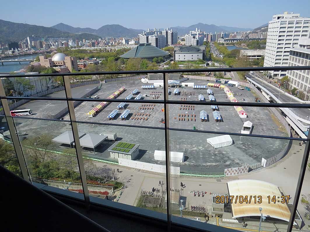 原爆ドーム前 折鶴タワー から広島駅前まで旧西国街道沿いの原爆関連施設を訪ねて 高校同期イチサン会 17年度春の総会前の行事として有志が参加 広島市の写真枚目 旧市民球場跡地俯瞰 今は各種のイベント会 Yamap ヤマップ