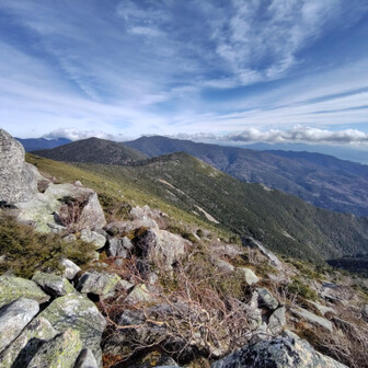 大弛峠方面を望む💡鉄山、朝日岳、国師ヶ岳が見える