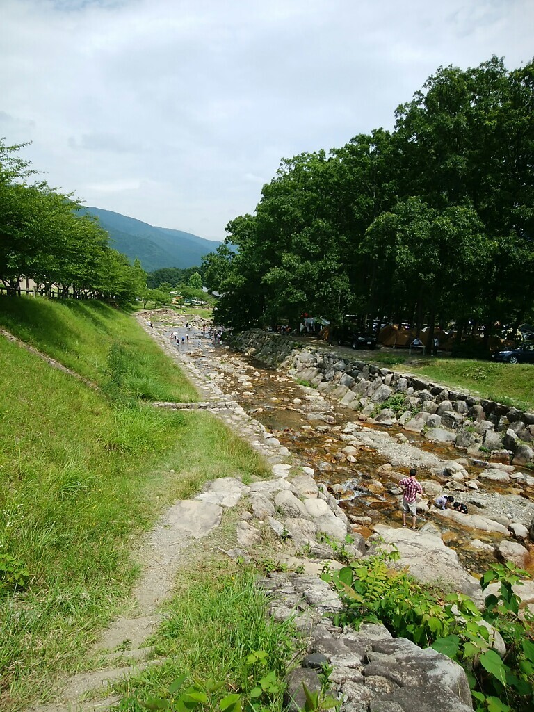 マキノ高原キャンプ場で川遊び 富士山遠し 三国山 福井県 滋賀県 乗鞍岳 赤坂山の写真5枚目 川の下流側 子供達が川遊びに夢中 Yamap ヤマップ