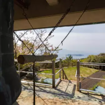 豊島の空海展望台には大きな鐘があった。てか、ヒルクラしんどい🥵