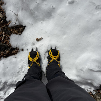 山伏・八紘嶺・笹山 バラ段に行く前の沢の手前でアイゼンを履く。