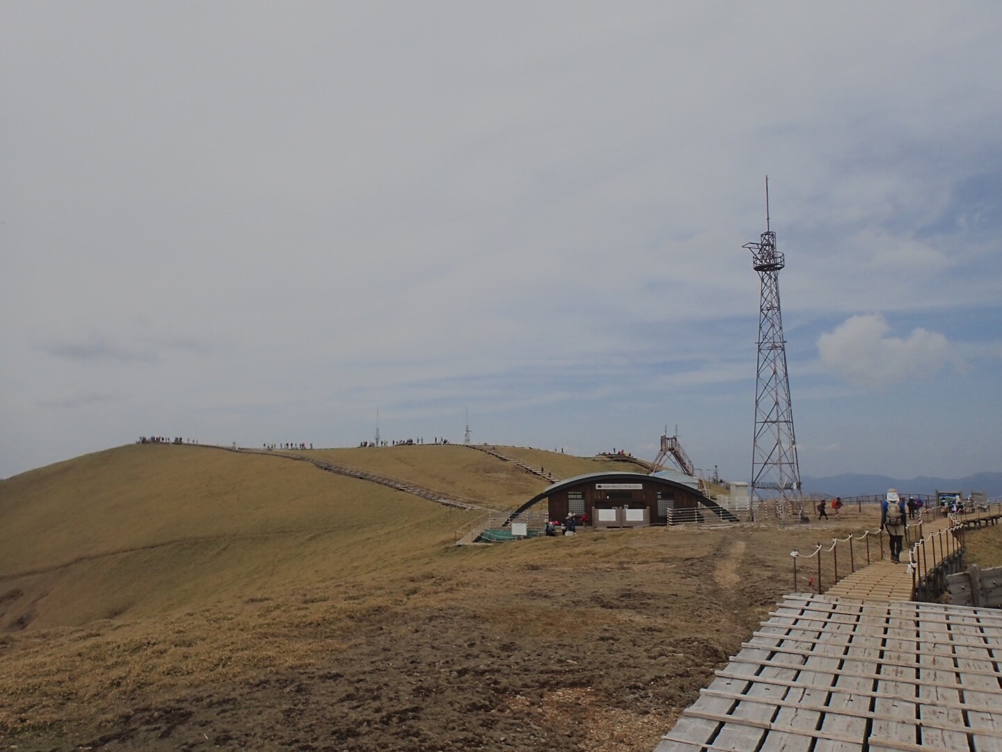 剣山 次郎岌 徳島県 剣山の写真14枚目 引き返して剣山山頂へ 右側の建物はtao Yamap ヤマップ