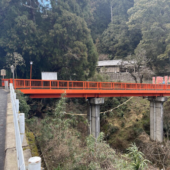 岩湧山・一徳防山・三石山 橋の向こうになんか縄が見えて来ました