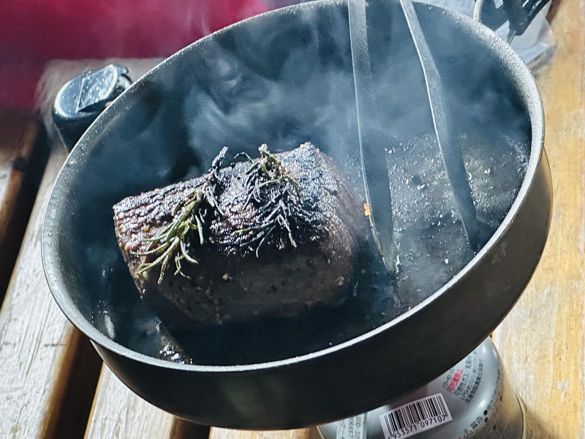 医王山・白兀山・箱屋谷山 鹿肉ロースト　ローズマリーで香りつけ