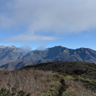 経ヶ岳・法恩寺山 思いがけず立派な避難小屋