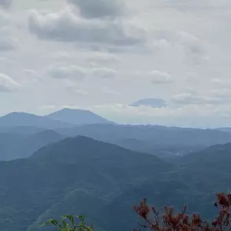 笠置山と雲間から恵那山