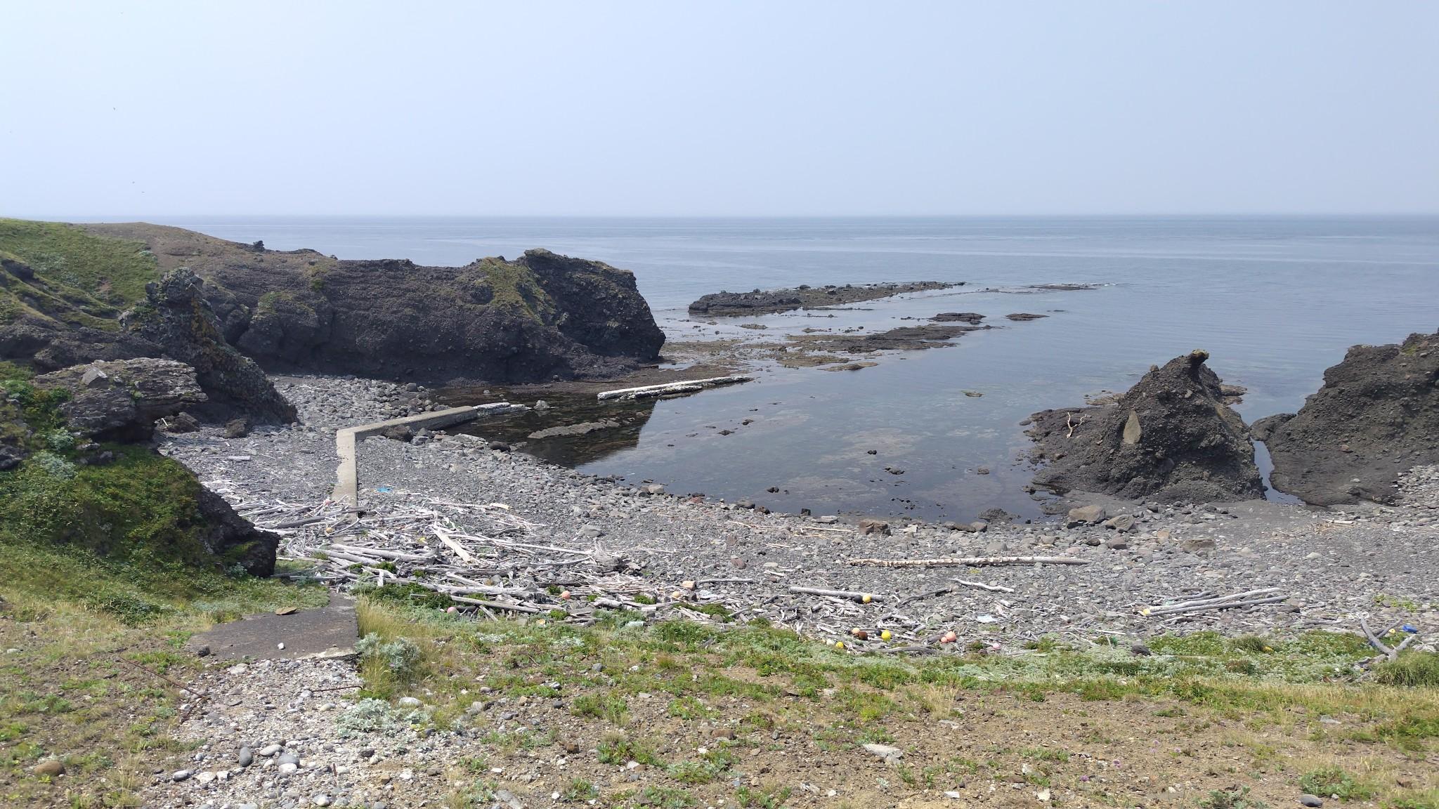 アブラコ湾。緊急時はここでテントを張ることもできるようで、場所を選んで掘れば水も湧くそうです。