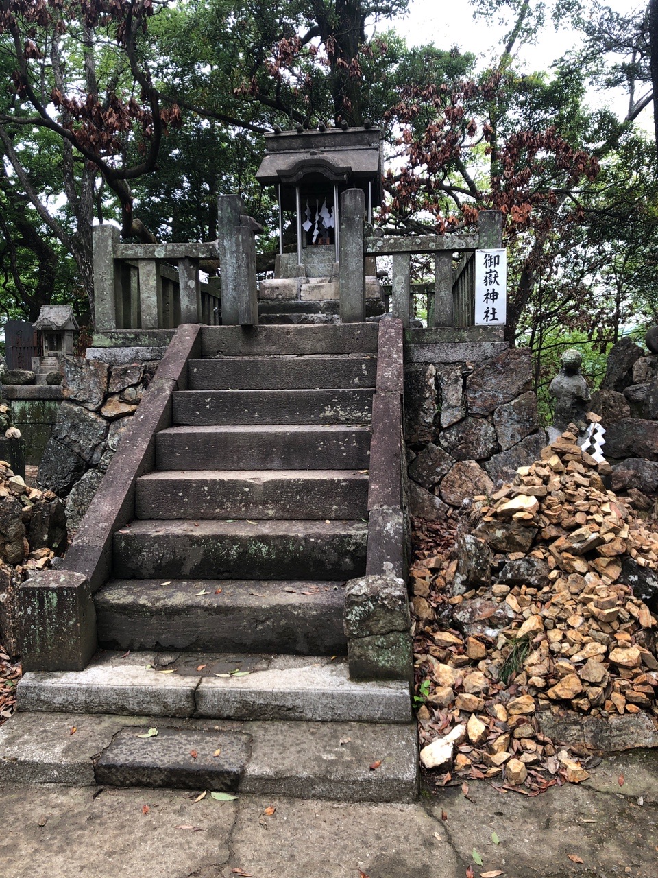 両崖山・仙人ヶ岳・石尊山 両崖山山頂の御嶽神社