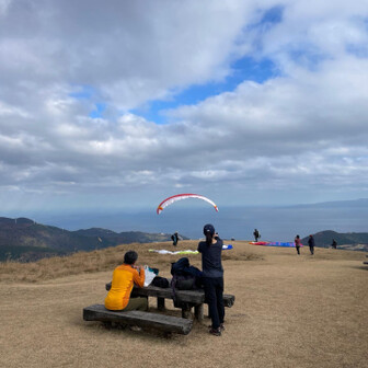 標高821mの三筋山到着🙌ちょうど良い風が来たようで、続々とパラシュートが飛び立っていました🪂

まさかの花の百名山でした。山紫陽花で有名らしいです。