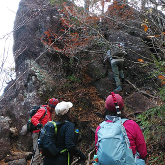 すぐ近くに瑠璃山ピークもありました⛰️
二座目登頂✌