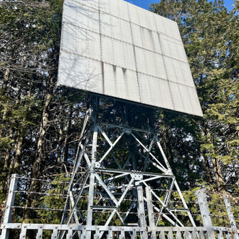 岩湧山・一徳防山・三石山 山頂横には反射板がありました。
たまに山頂で見かけますよね

これはウィキペディアによると
無給電中継装置（パッシブリピータ）
ともいうそうで

これに電波を反射させて

山間部の電波が届きにくい場所のアンテナに
電波を送り届ける装置です。