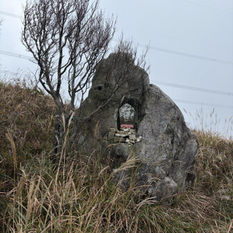 よく見えないですが、手を合わせていきます