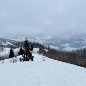 蘇武岳 この辺りは雪質が良く、ザックザック下りていける😁上空は雲とガスに覆われているが、これはこれで中々良き景色❄️