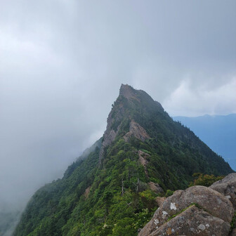 ガスってるけど雲の切れ間に天狗が見える