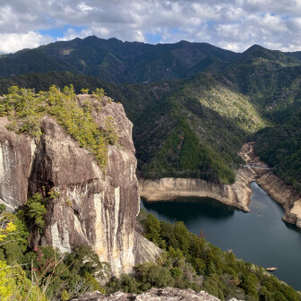 向かいの岩の上に人がいますが、見えますか？
この後、ここに行きました。