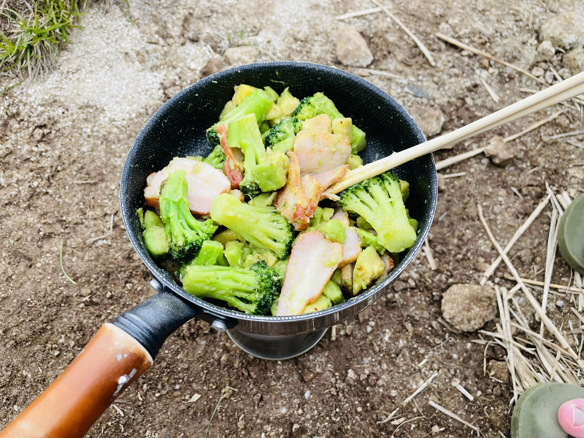 タモギがそんなに人気な小屋だなんて知らなかったよ…
寒いからとりあえずあったかい食べ物作る。
ガタガタ震える彼さんがお箸でベーコン掴んで羽生丈二の真似をし始めた笑
🙅🏻‍♀️「あれは寒いからでなくて緊張してたんだよ、某川内山塊の時に緊張で朝ごはん食えなかったわたしの気持ち、わかんないでしょ」
🙅🏻‍♂️「わかんないよ、だってどんな山かも知らないんだもん」

一生震えてろ！！！