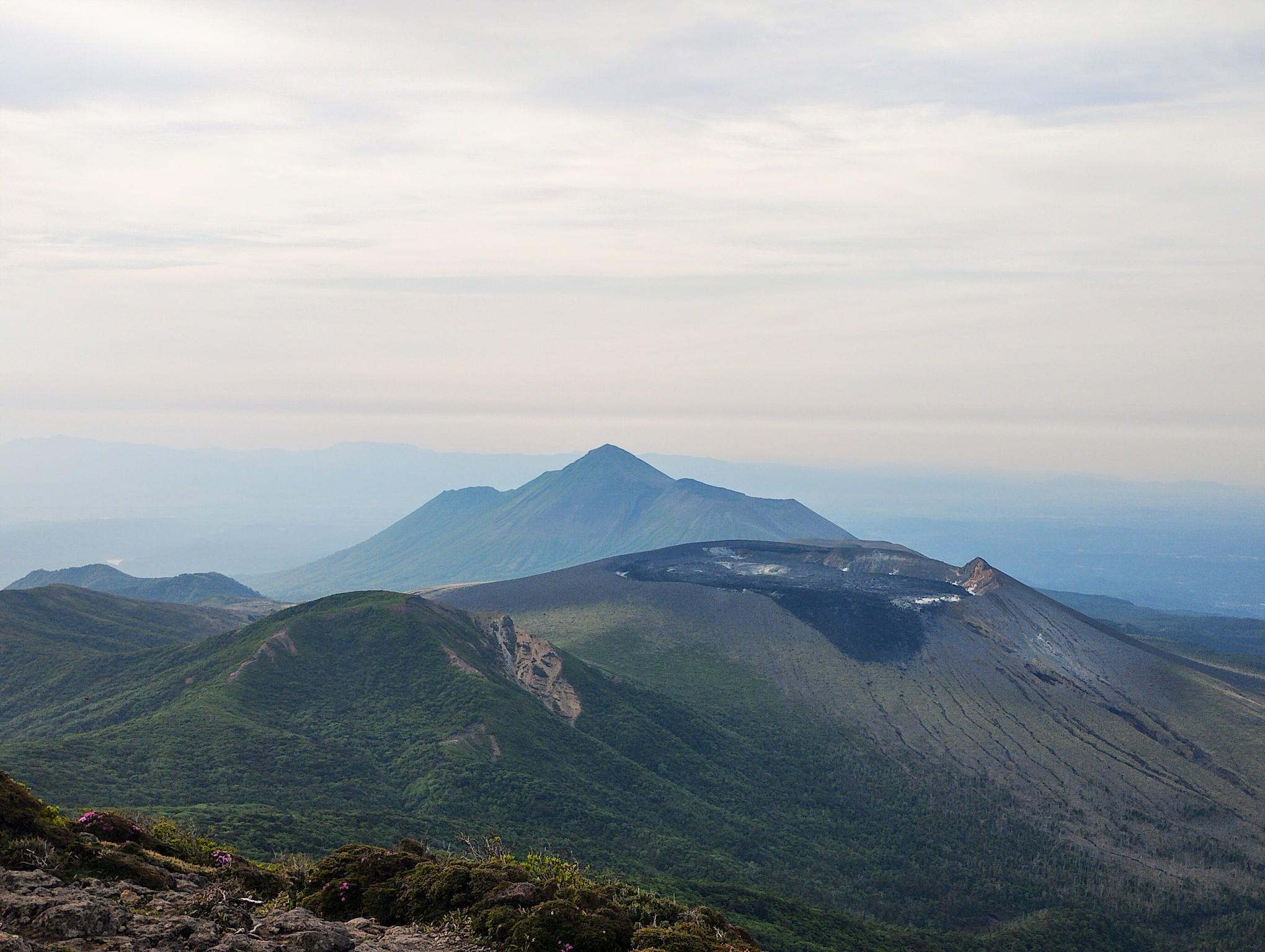 初夏の韓国岳から見た霧島の山、F10号、佐原聖春 初夏の韓国岳から見た霧島の山、F10号、佐原聖春 南国で