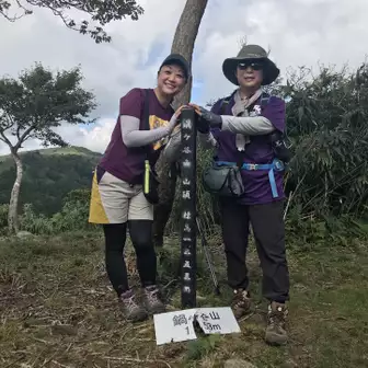 2座目　鍋ヶ谷山⛰登頂👍
自撮りしていたら他のグループが登って来られたので写真撮って頂きました💓