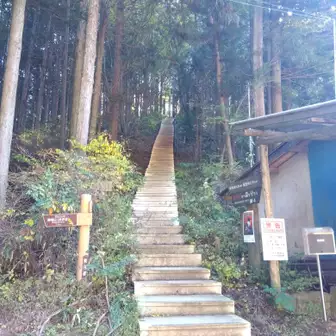 階段を登って陣馬山へ行こう