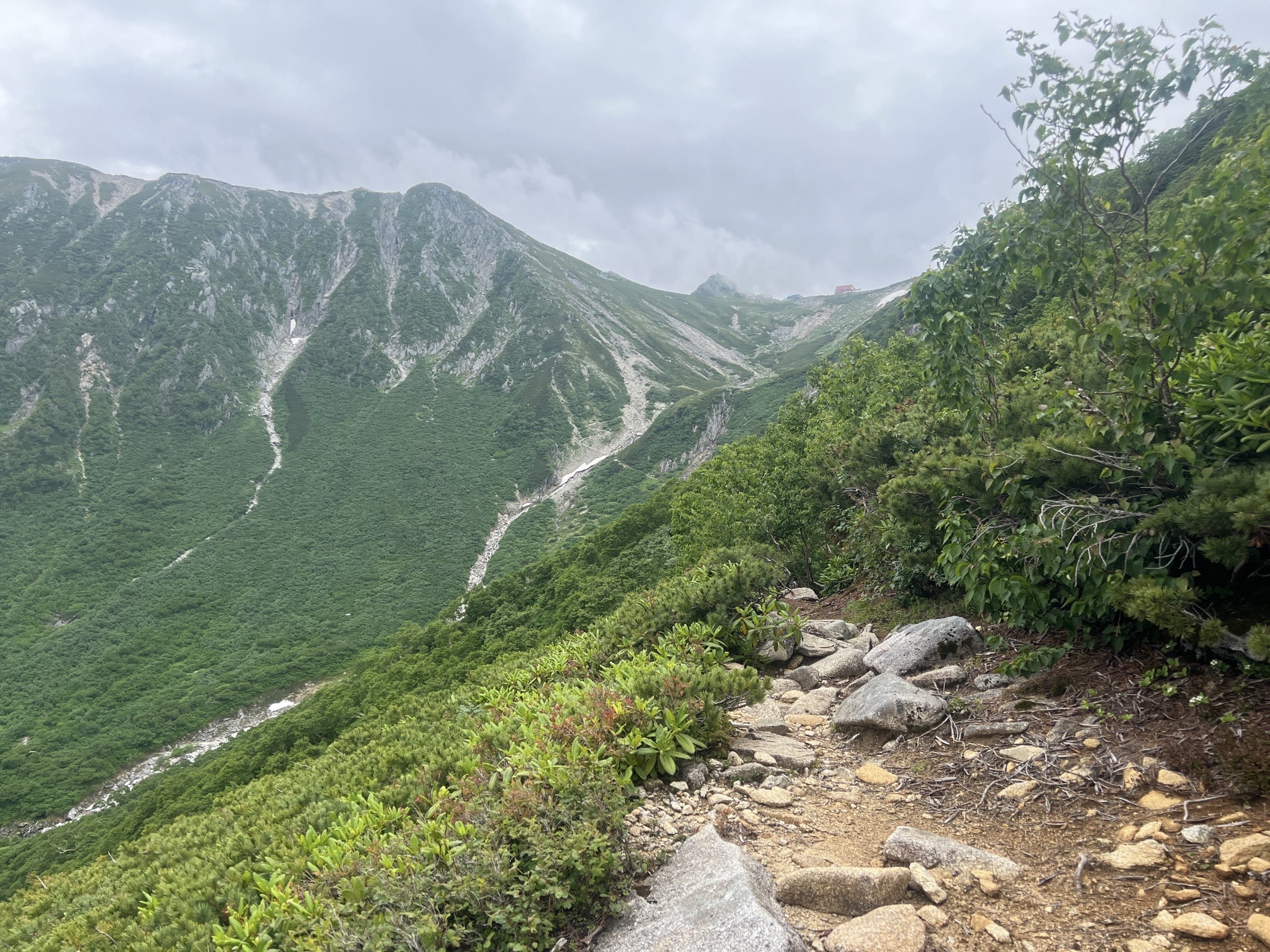 遠く奥に見える、場所を目指します 宝剣山荘