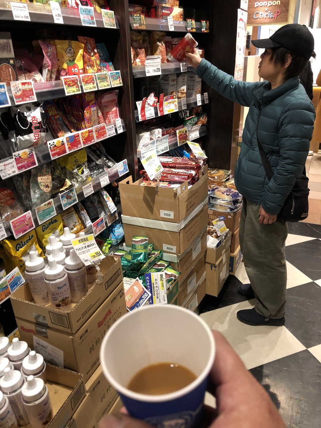 新駅開業jr淡路駅を訪ねる 大阪市の写真39枚目 カルディの入り口で試飲のコーヒーもらった Yamap ヤマップ