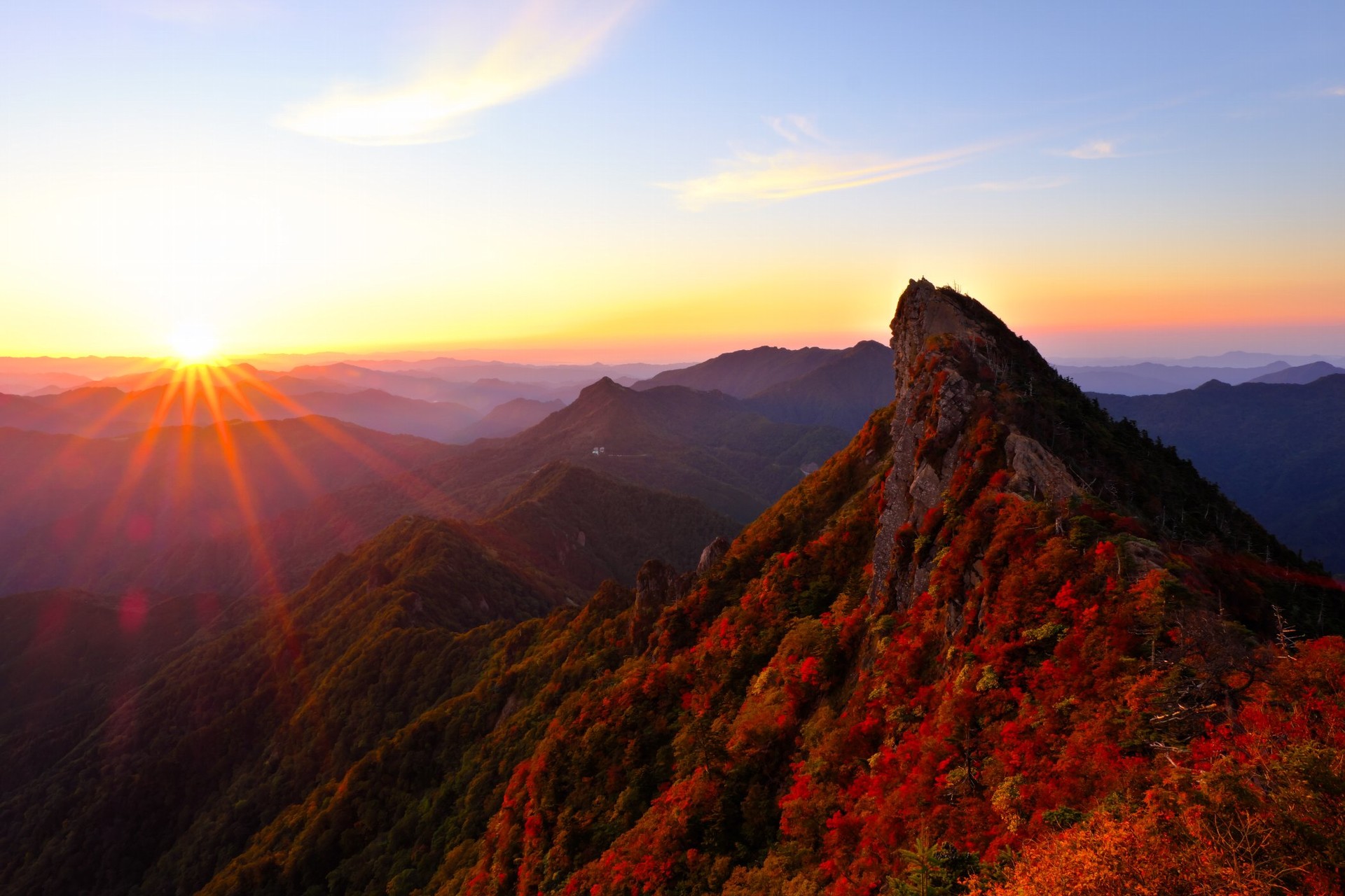 石鎚山 紅葉の山頂を染める朝日 つねさんの石鎚山 堂ヶ森 二ノ森の活動データ Yamap ヤマップ