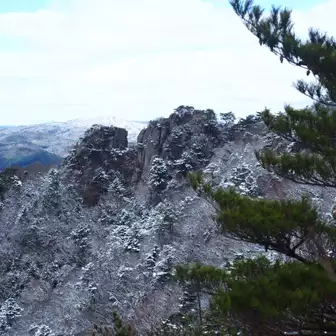 月山から見る二つ箭山の雪景色
