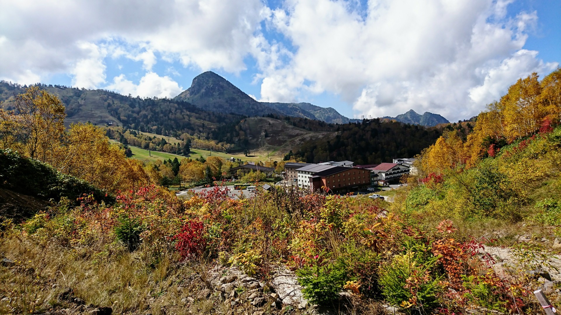 錦秋の志賀高原 横手山 志賀山 四十八池湿原 たなまささんの草津白根山 湯釜の活動データ Yamap ヤマップ