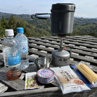 千葉山・白岩寺山 パスタ100g
※茹で時間3分タイプを半分に折ってきました
水 200mL
麺つゆ 30mL
シーチキン 1缶
白いりごま 少々
コーン コンビニサラダから拝借