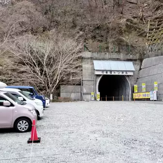 行者還トンネル西の弥山登山口駐車場。