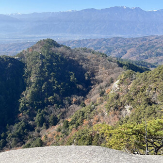 砂岩に戻ってノンビリ休憩です。
目の前には先ほど登った白砂山