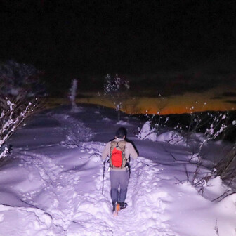 猪臥山 風をしのげそうな場所へ避難します

