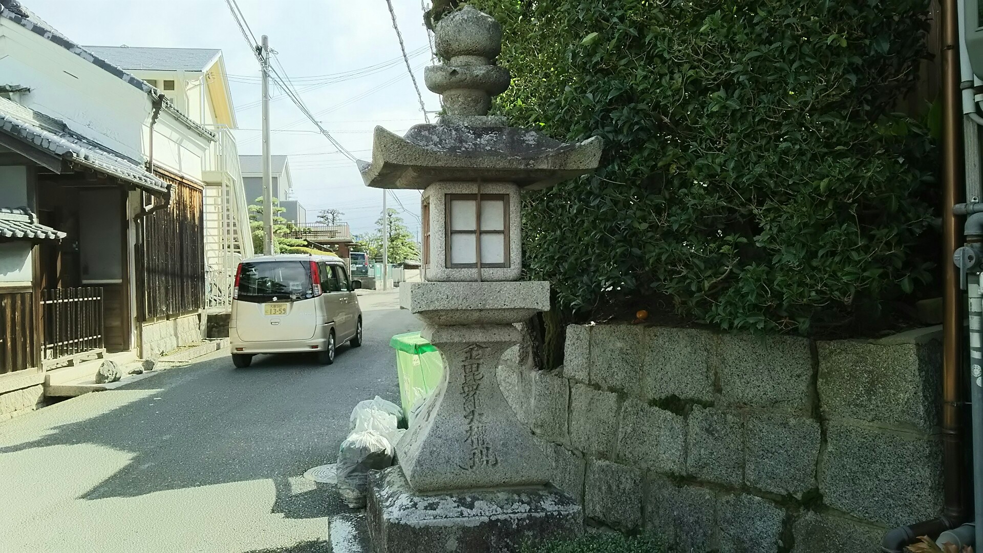 竜王山(茨木市)・阿武山 小野原の西の常夜灯 小野原村を東西に貫く西国街道の西の村境に建てられた石灯籠の常夜灯で、村に疫病や盗賊が侵入しないようにとの祈りを込めたものである。