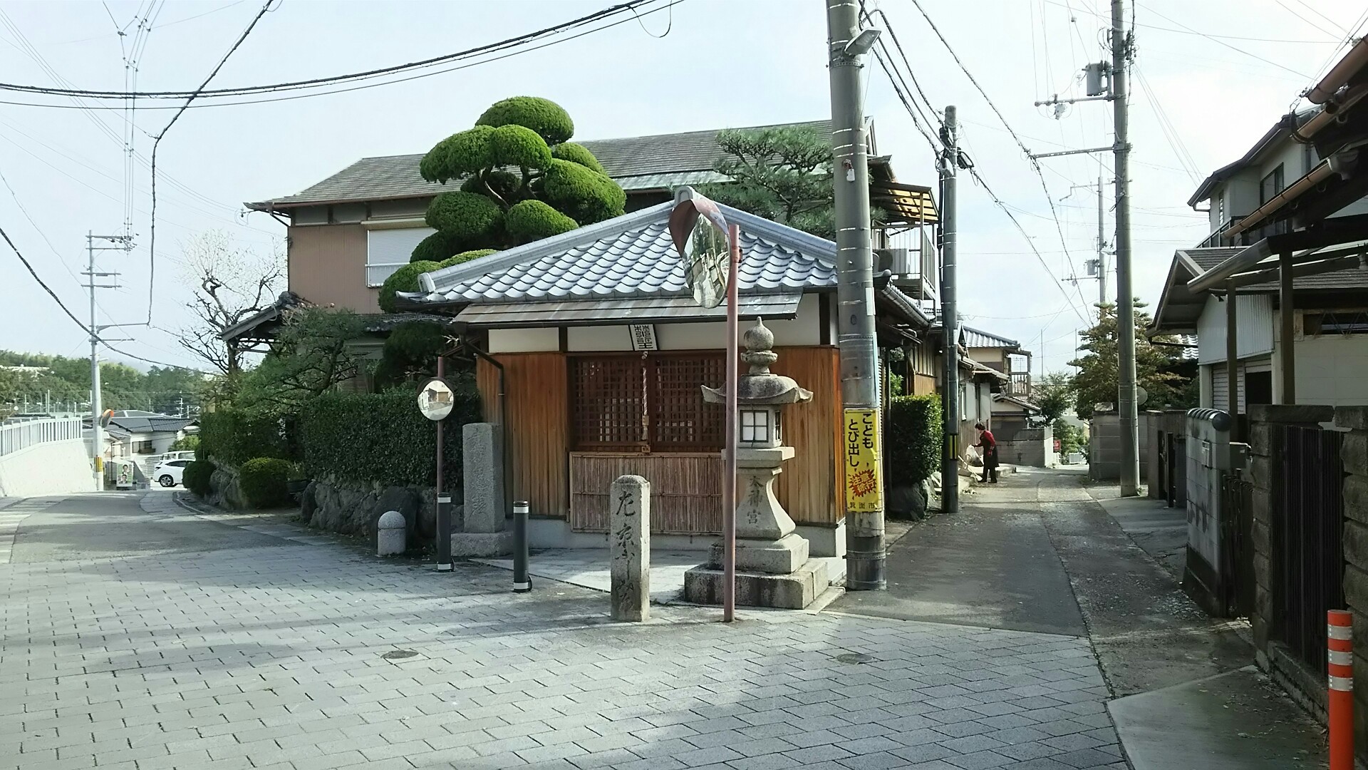 竜王山(茨木市)・阿武山 楠水竜王（なんすいりょうおう）
楠木正成が延元元年（1336）、湊川に馳せ向かう途中、ここにあつた小庵の井戸で水を汲んで飲んだと云う伝承があり、後にここに茶店が出来て旅人が名水として愛飲したと云う。