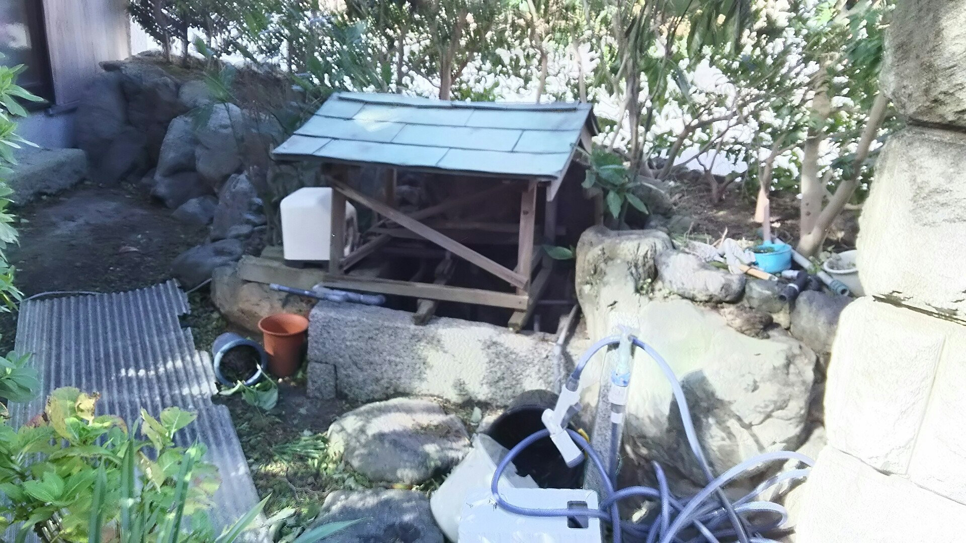 竜王山(茨木市)・阿武山 名水の井戸は民家の庭の中にある。
通常拝観不可であるが家の方にお願いして入らせて頂いた