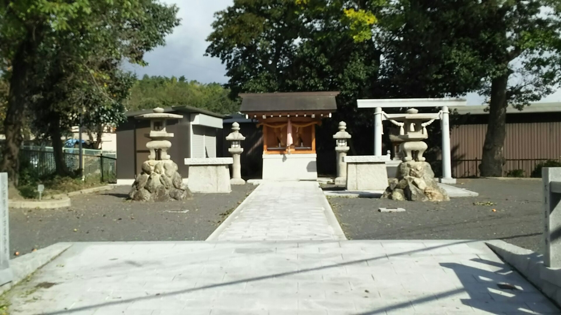 竜王山(茨木市)・阿武山 春日神社御旅所。
境内には春日神社の神輿を置く神輿台がある。