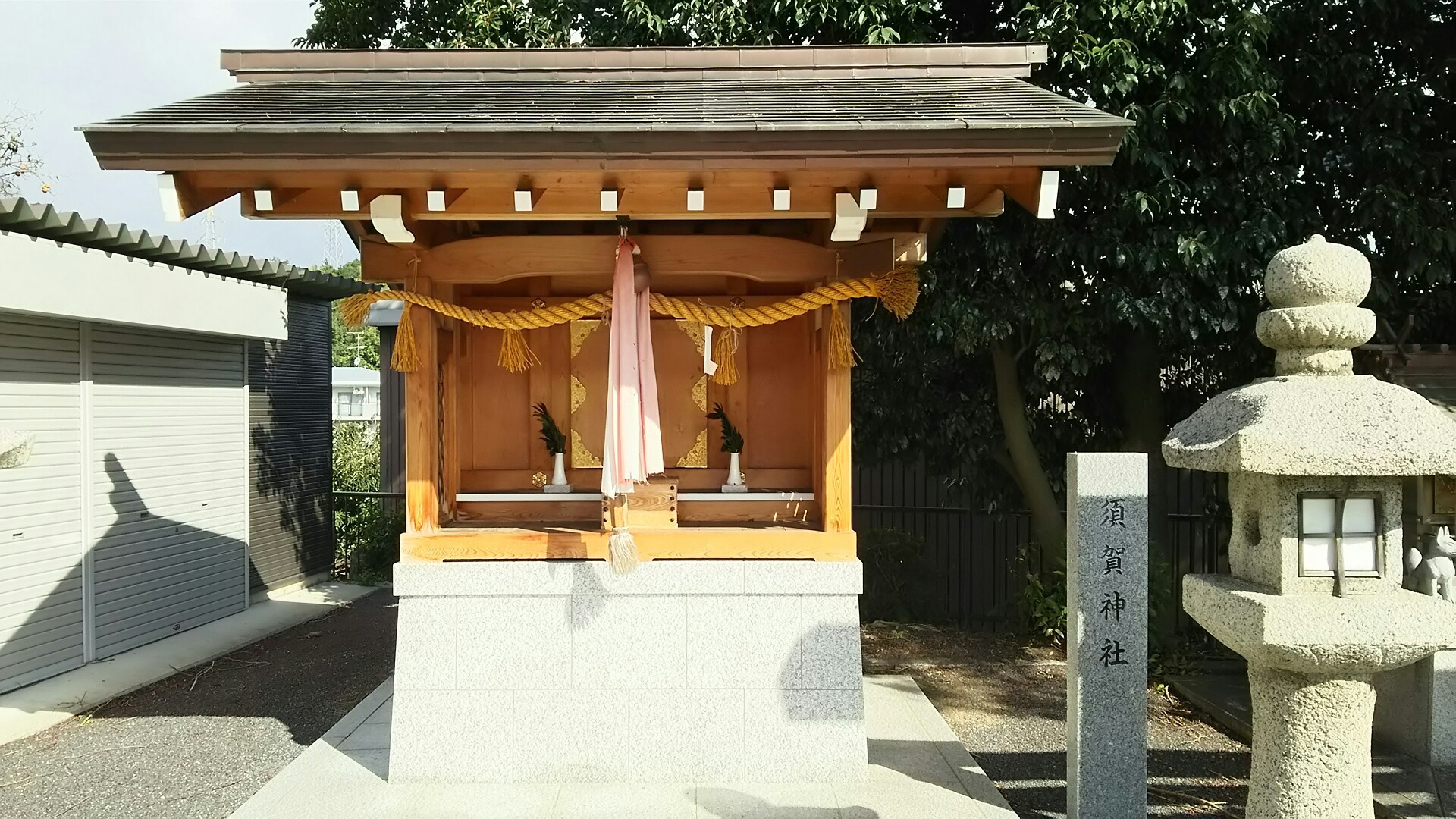 竜王山(茨木市)・阿武山 須賀神社
明治末頃の神社統合にあたつて、小野原村内の他の神社と同様に春日神社に合祀された。
須賀神社は祇園の神で行疫神の牛頭天王（スサノオ）を祀っている
