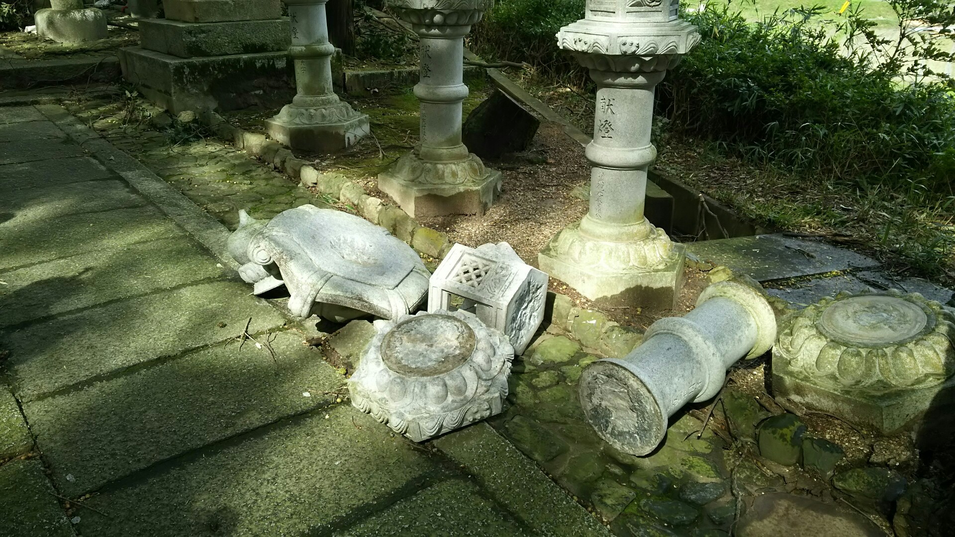 竜王山(茨木市)・阿武山 昨夜の台風の風雨で倒れた燈籠