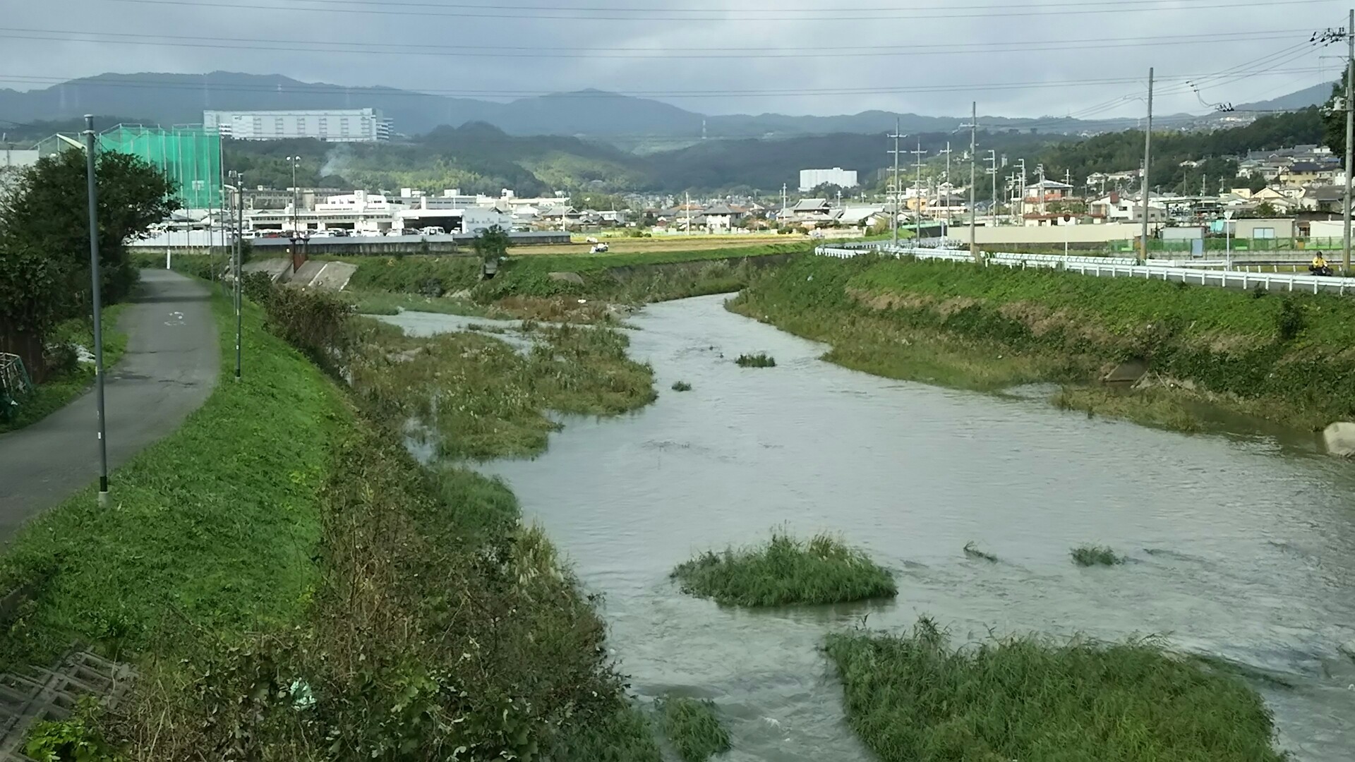 竜王山(茨木市)・阿武山 左　勝尾寺川　　右　佐保川　合流して茨木川となる。
この合流地点を”白井河原”と云う。
