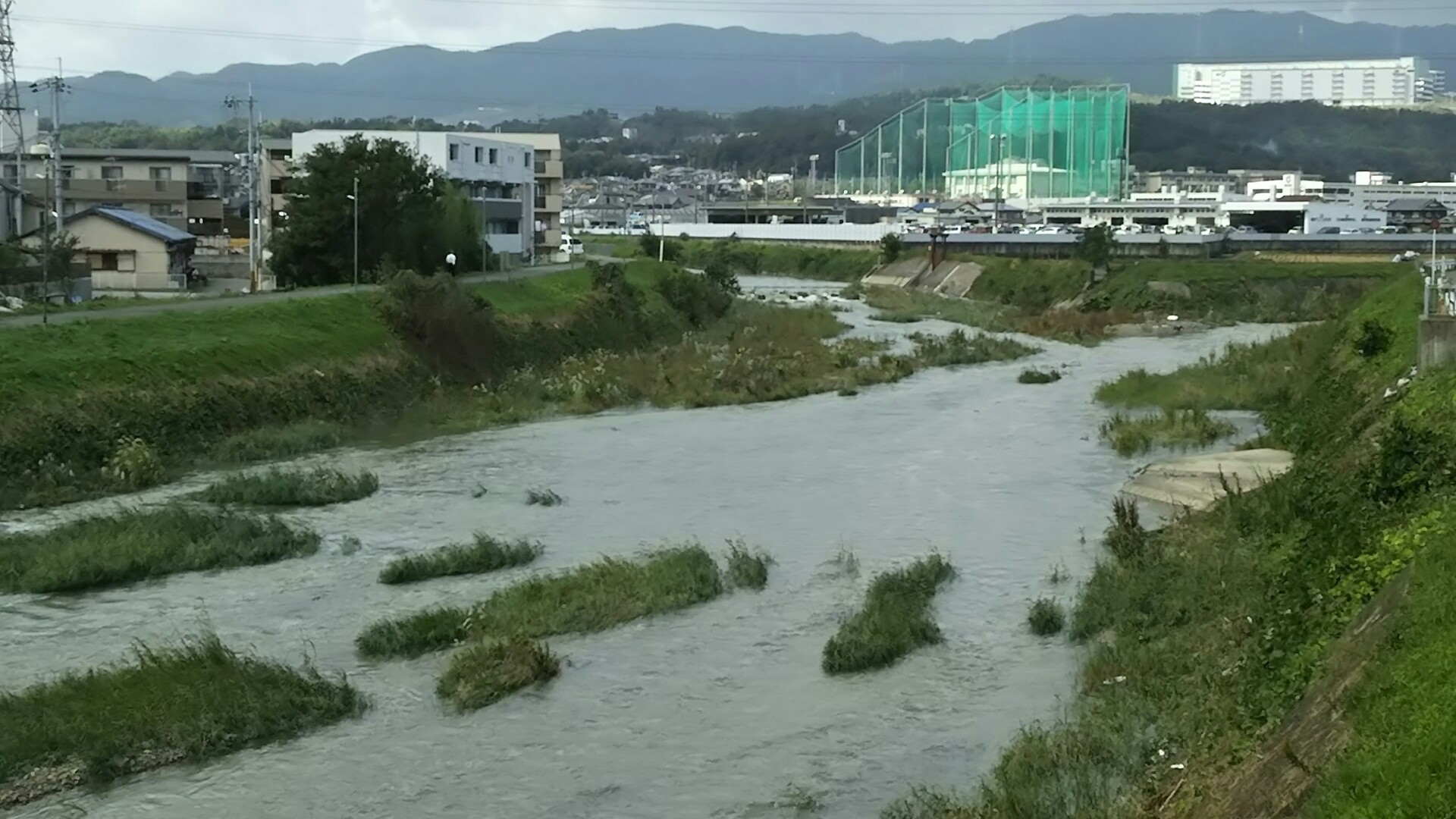 竜王山(茨木市)・阿武山 世に言う「白井河原の合戦」のあった場所である。