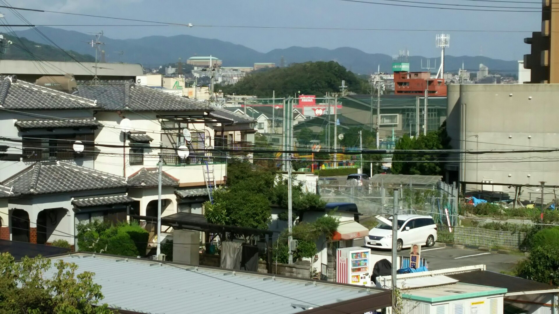 竜王山(茨木市)・阿武山 見えている小山が　白井河原の合戦で和田惟政軍の陣地である