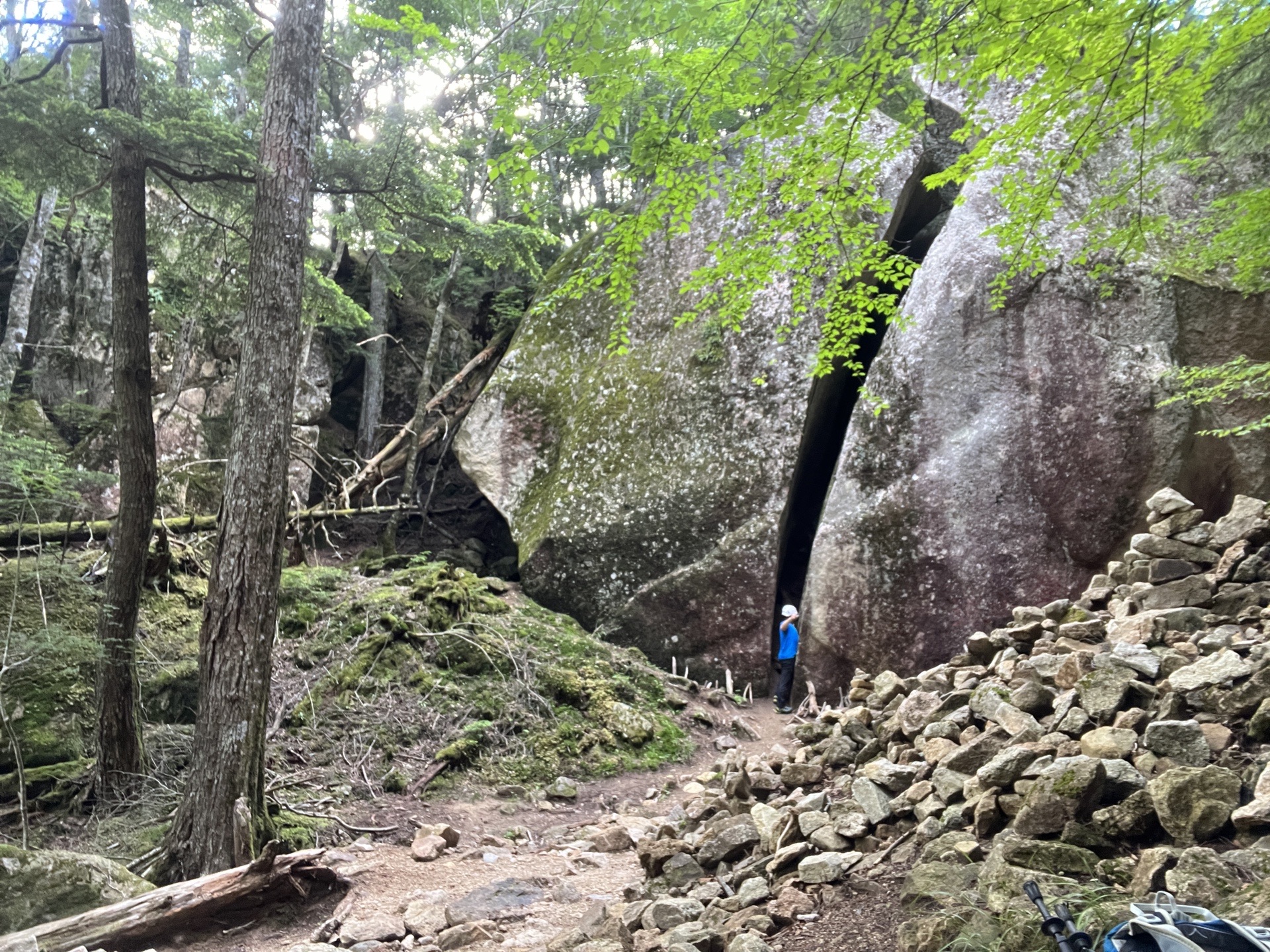 桃太郎岩、大きさがわかりますよね。 挟まってみた^_^