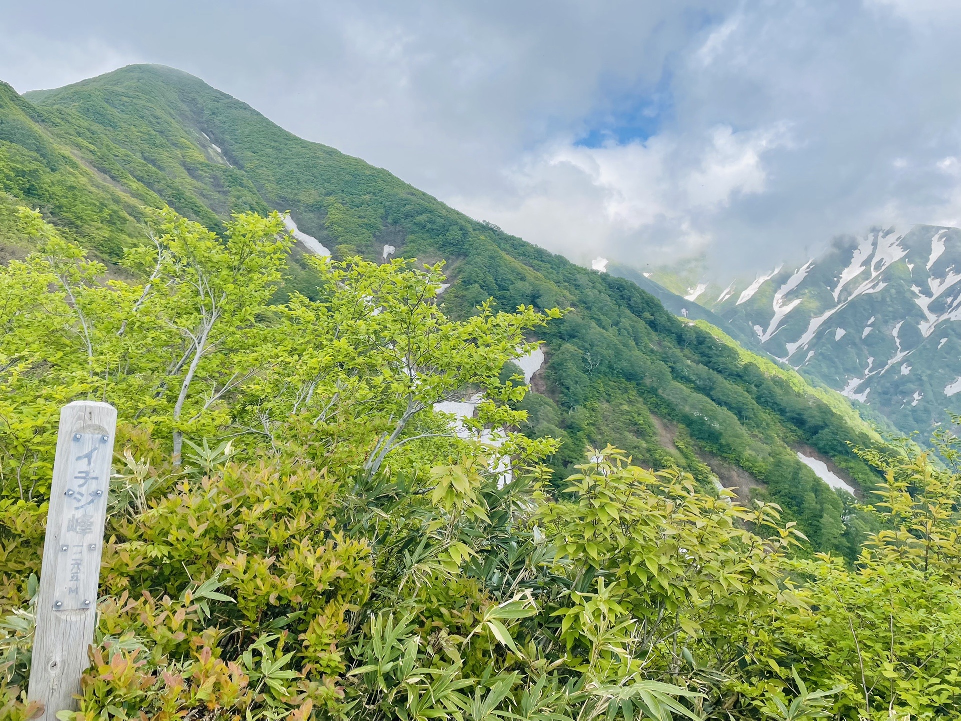( ；´Д｀)
何人かスライドの度に「頼母木は小屋もテン場もいっぱいだよー」と…