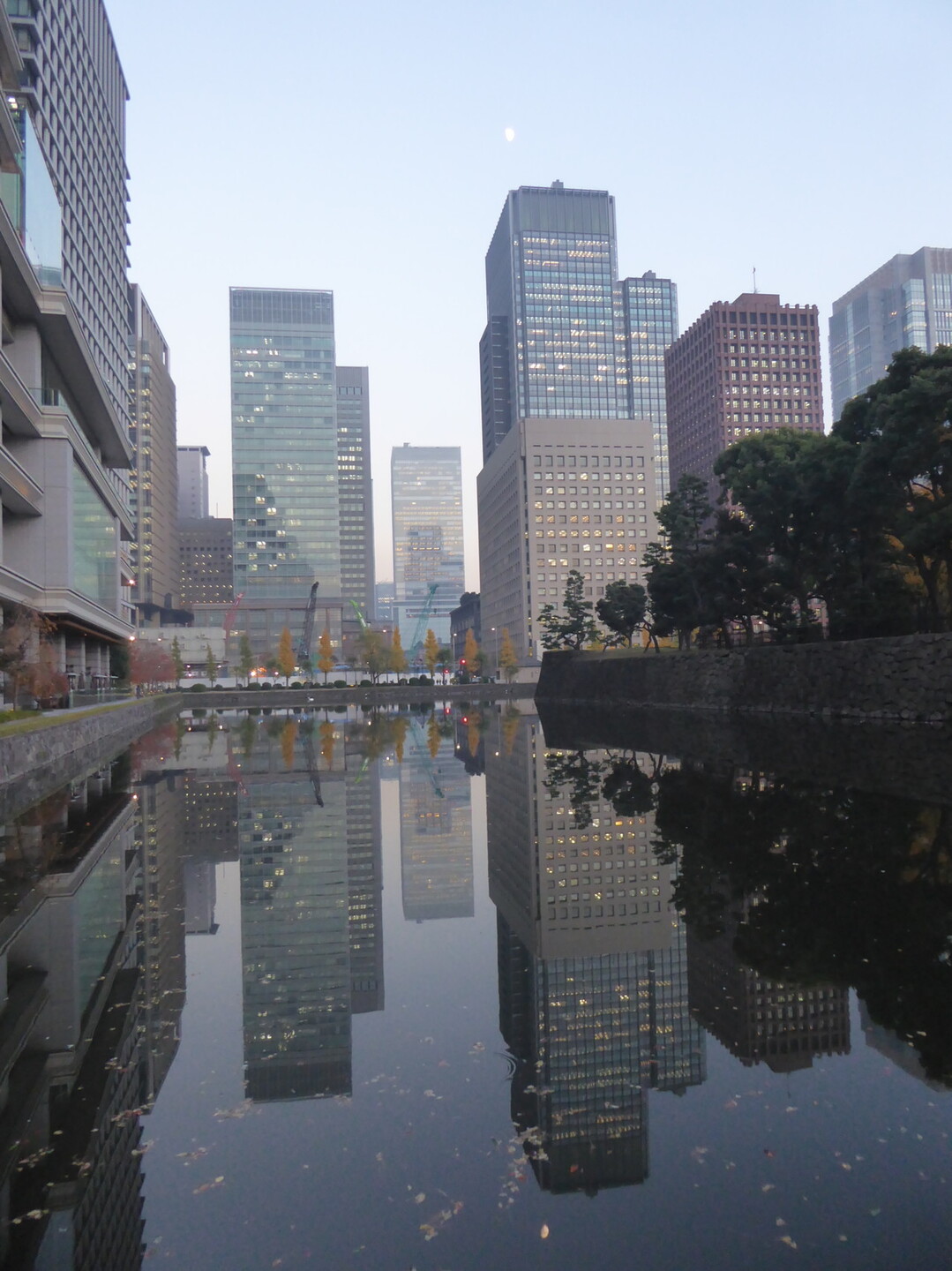 皇居一周 ポケモン ジムバッチ収集 東京都23区 中央エリアの写真18枚目 お堀に映る都心のビル群 Yamap ヤマップ