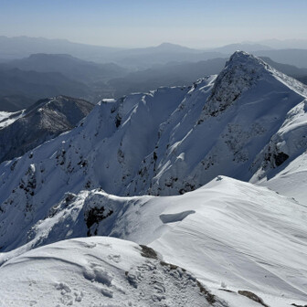 手前に見える急峻な西黒尾根と、左奥の赤城山を眺めながらトマの耳に戻ります。