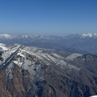 左手奥には秋に歩いた平ヶ岳と、右手奥には山頂部だけに雪が付いている夏に歩いた尾瀬の燧ヶ岳です🏔️