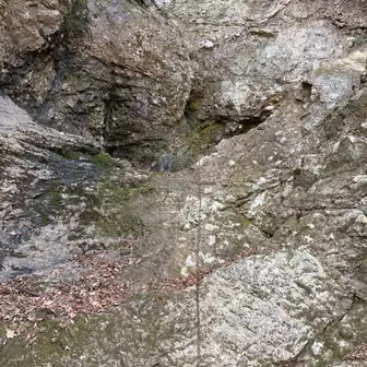 清滝小屋の裏にある大きな岩の窪みに石仏？があり、そこに通じる鎖場がありました